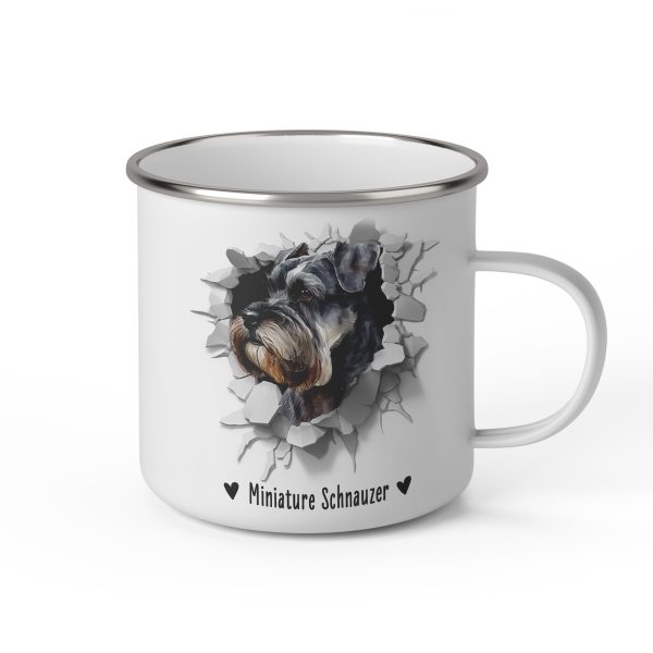 Vit emaljmugg med illustration av ett hundhuvud som "tittar ut genom" ett illustrerat hål. Hunden är av rasen Miniature Schnauzer