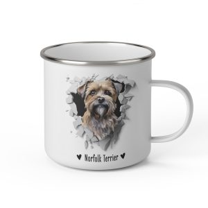 Vit emaljmugg med illustration av ett hundhuvud som "tittar ut genom" ett illustrerat hål. Hunden är av rasen Norfolk Terrier