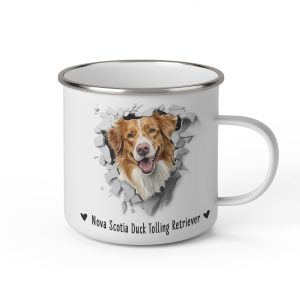 Vit emaljmugg med illustration av ett hundhuvud som "tittar ut genom" ett illustrerat hål. Hunden är av rasen Nova Scotia Duck Tolling Retriever