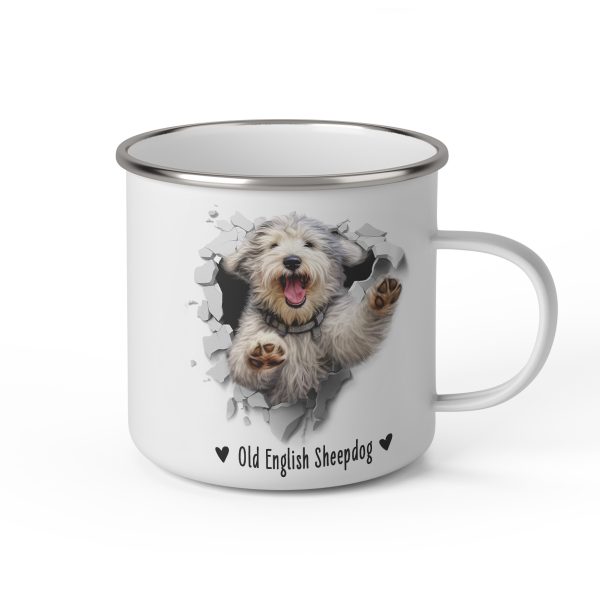 Vit emaljmugg med illustration av ett hundhuvud som "tittar ut genom" ett illustrerat hål. Hunden är av rasen Old English Sheepdog