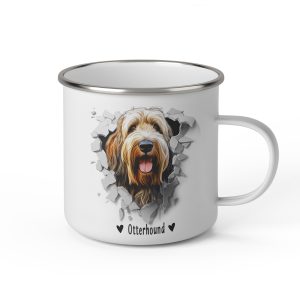 Vit emaljmugg med illustration av ett hundhuvud som "tittar ut genom" ett illustrerat hål. Hunden är av rasen Otterhound