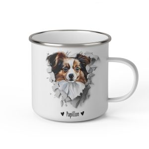 Vit emaljmugg med illustration av ett hundhuvud som "tittar ut genom" ett illustrerat hål. Hunden är av rasen Papillon