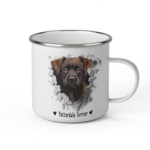 Vit emaljmugg med illustration av ett hundhuvud som "tittar ut genom" ett illustrerat hål. Hunden är av rasen Patterdale Terrier