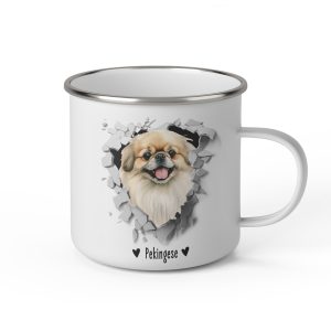 Vit emaljmugg med illustration av ett hundhuvud som "tittar ut genom" ett illustrerat hål. Hunden är av rasen Pekingese