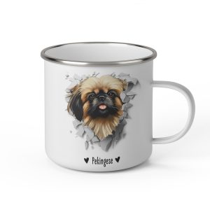 Vit emaljmugg med illustration av ett hundhuvud som "tittar ut genom" ett illustrerat hål. Hunden är av rasen Pekingese