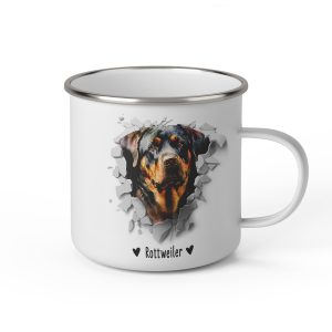 Vit emaljmugg med illustration av ett hundhuvud som "tittar ut genom" ett illustrerat hål. Hunden är av rasen Rottweiler