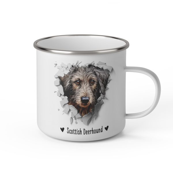 Vit emaljmugg med illustration av ett hundhuvud som "tittar ut genom" ett illustrerat hål. Hunden är av rasen Scottish Deerhound