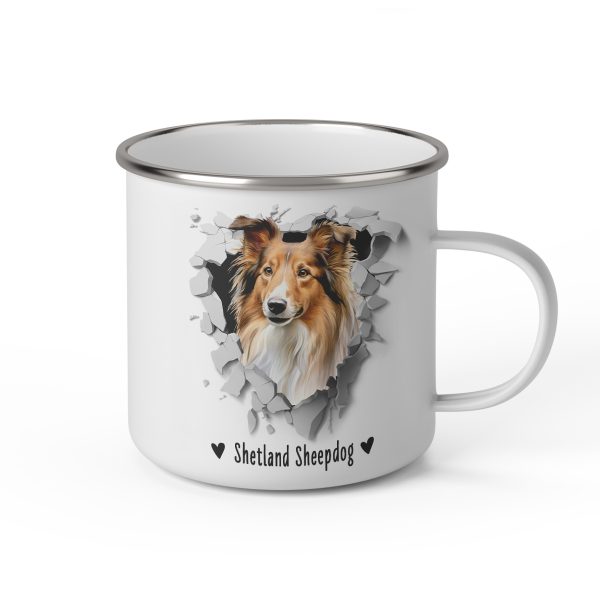 Vit emaljmugg med illustration av ett hundhuvud som "tittar ut genom" ett illustrerat hål. Hunden är av rasen Shetland Sheepdog