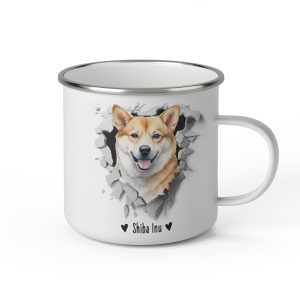 Vit emaljmugg med illustration av ett hundhuvud som "tittar ut genom" ett illustrerat hål. Hunden är av rasen Shiba Inu