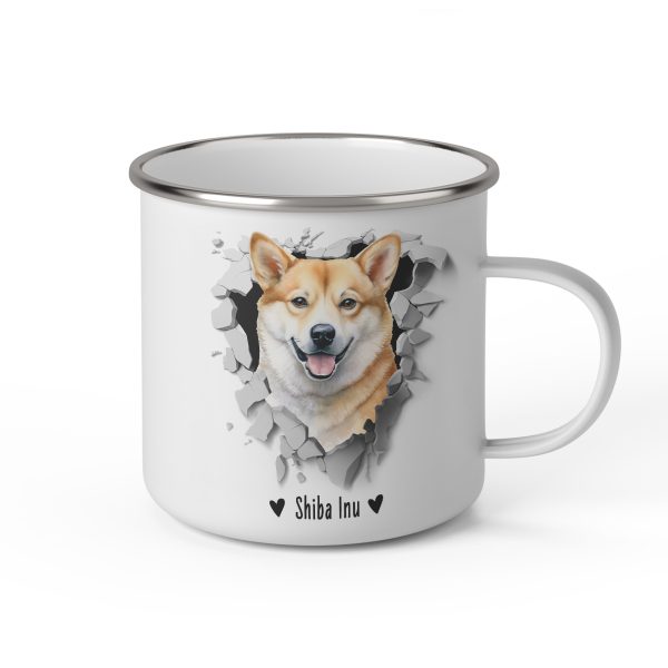 Vit emaljmugg med illustration av ett hundhuvud som "tittar ut genom" ett illustrerat hål. Hunden är av rasen Shiba Inu