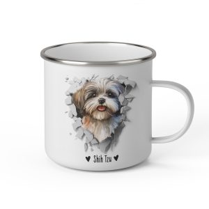 Vit emaljmugg med illustration av ett hundhuvud som "tittar ut genom" ett illustrerat hål. Hunden är av rasen Shih Tzu