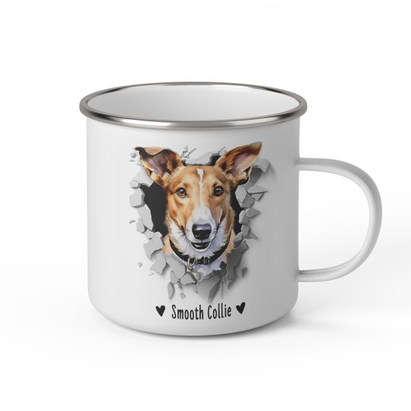 Vit emaljmugg med illustration av ett hundhuvud som "tittar ut genom" ett illustrerat hål. Hunden är av rasen Smooth Collie