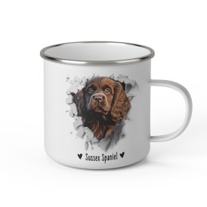 Vit emaljmugg med illustration av ett hundhuvud som "tittar ut genom" ett illustrerat hål. Hunden är av rasen Sussex Spaniel