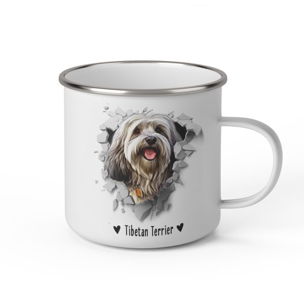 Vit emaljmugg med illustration av ett hundhuvud som "tittar ut genom" ett illustrerat hål. Hunden är av rasen Tibetan Terrier