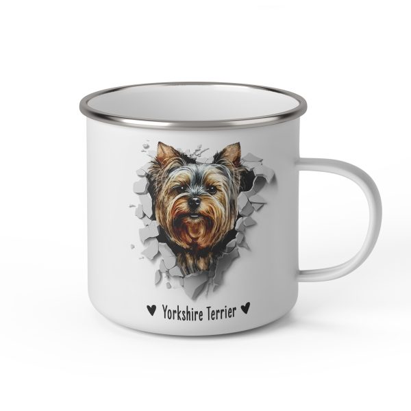 Vit emaljmugg med illustration av ett hundhuvud som "tittar ut genom" ett illustrerat hål. Hunden är av rasen Yorkshire Terrier