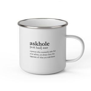Vit emaljmugg med engelsk svart text: ”Askhole, a person who constantly ask for your advice, yet always does the opposite of what you told them”