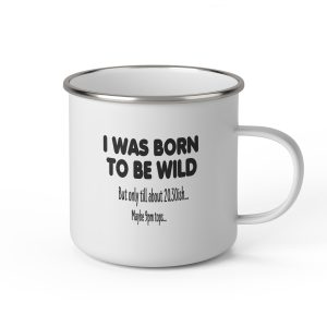 Vit emaljmugg med engelsk svart text: "I was born to be wild but only til l about 20.30 isch… Maybe 9pm tops…"