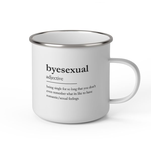 Vit emaljmugg med engelsk svart text: “Byesexual , adjectiv, being single for so long that you don’t even remember what its like to have romantic/sexual feelings”