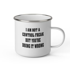 Vit emaljmugg med engelsk svart text: "I am not a control freak but you’re doing it wrong"