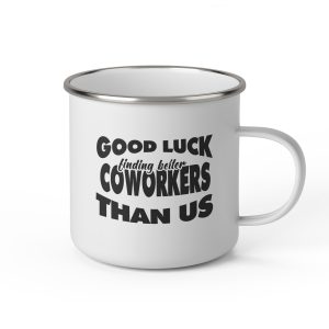 Vit emaljmugg med engelsk svart text: "Good luck finding better coworkers than us."