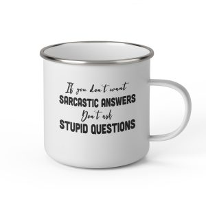Vit emaljmugg med engelsk svart text: "If you don’t want sarcastic answers Don’t ask stupid questions”