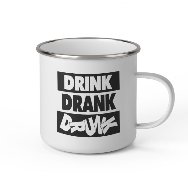 Vit emaljmugg med engelsk svart text: " Drink Drank Drunk"