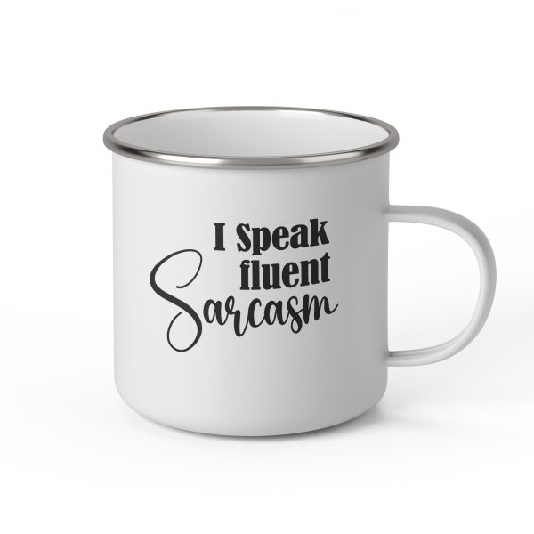 Vit emaljmugg med engelsk svart text: "I speak fluent sarcasm"