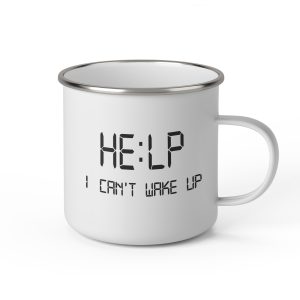 Vit emaljmugg med engelsk svart text: "HE:LP I can't wake up"