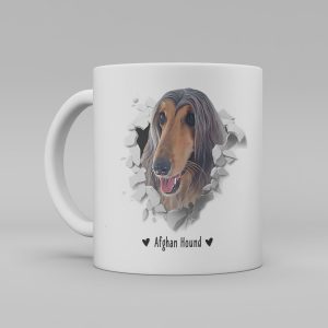 Vit keramikmugg med illustration av ett hundhuvud som "tittar ut genom" ett illustrerat hål. Hunden är av rasen Afghan Hound