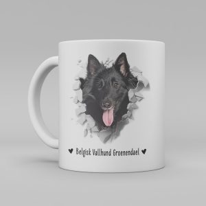 Vit keramikmugg med illustration av ett hundhuvud som "tittar ut genom" ett illustrerat hål. Hunden är av rasen Belgisk vallhund groenendael