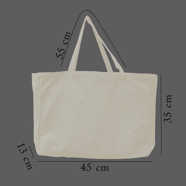 Foto av naturvit tygväska där måtten visas. Väskan har måtten 45x35x13 och handtagen är 55 cm långa