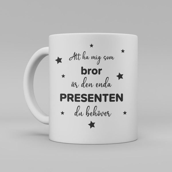 Vit keramikmugg med texten: " Att ha mig som bror är den enda presenten du behöver"
