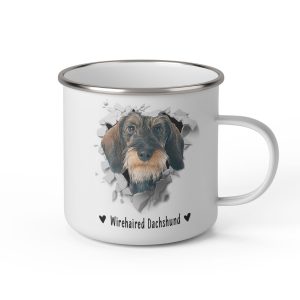 Vit emaljmugg med illustration av ett hundhuvud som "tittar ut genom" ett illustrerat hål. Hunden är av rasen wirehaired dachshund