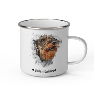 Vit emaljmugg med illustration av ett hundhuvud som "tittar ut genom" ett illustrerat hål. Hunden är av rasen wirehaired dachshund