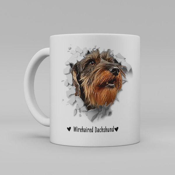 Vit keramikmugg med illustration av ett hundhuvud som "tittar ut genom" ett illustrerat hål. Hunden är av rasen wirehaired dachshund