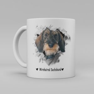 Vit keramikmugg med illustration av ett hundhuvud som "tittar ut genom" ett illustrerat hål. Hunden är av rasen wirehaired dachshund