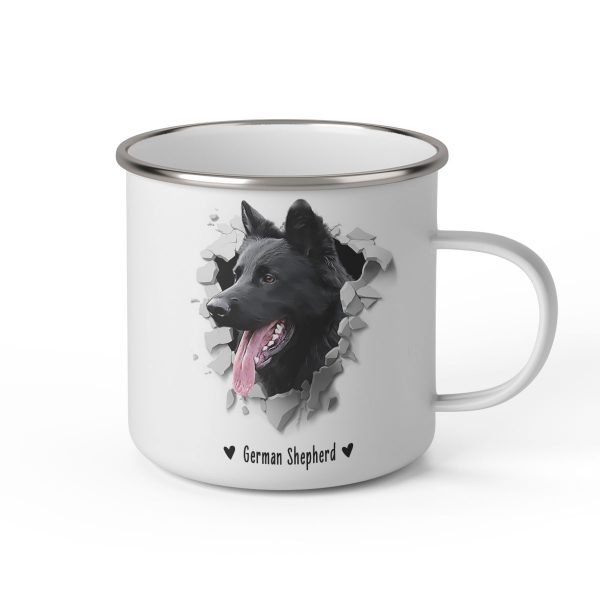 Vit emaljmugg med illustration av ett hundhuvud som "tittar ut genom" ett illustrerat hål. Hunden är av rasen german shepherd