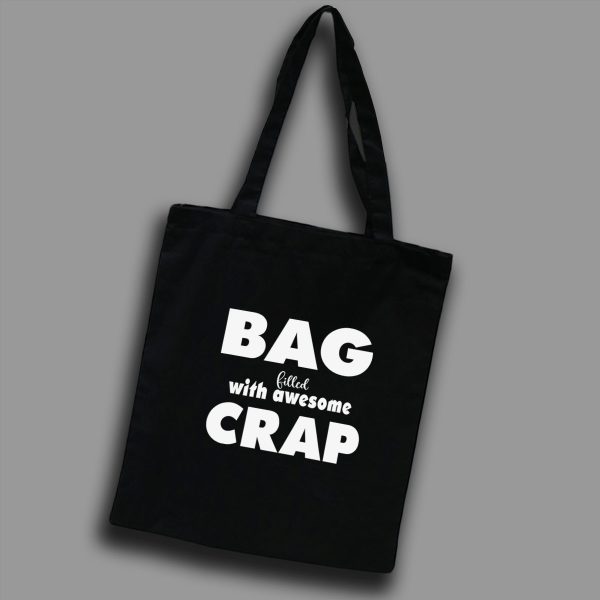 Svart tygkasse med vit text på engelska: "Bag filled with awesome crap"