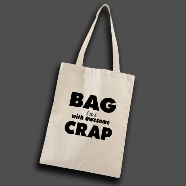 Naturvit tygkasse med svart text på engelska: "Bag filled with awesome crap"