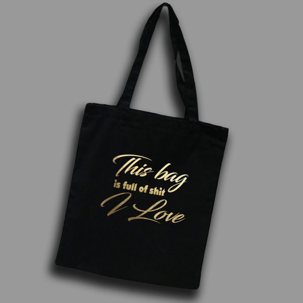 Svart tygkasse med guldtext på engelska: "this bag is filled with shit I love"