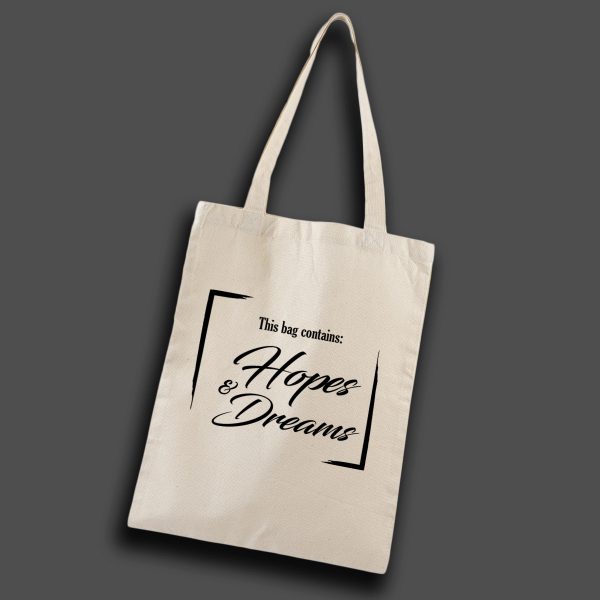 Naturvit tygkasse med svart text på engelska: "This bag contains hope & dreams"