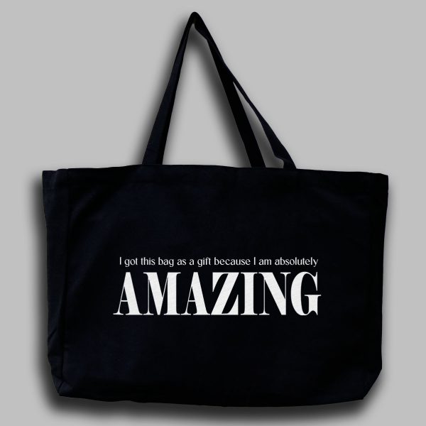 Foto av svart tygväska med vit text på engelska: "i got this bag as a gift because i am absolutly amazing"