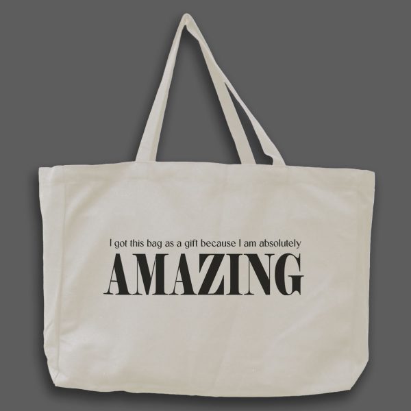 Foto av naturvit tygväska med svart text på engelska: "i got this bag as a gift because i am absolutly amazing"