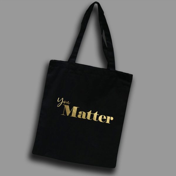 Svart tygkasse med guldtext: "You matter"