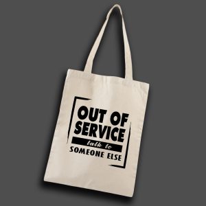 Naturvit tygkasse med svart text på engelska: "Out of service tallk to someone else"