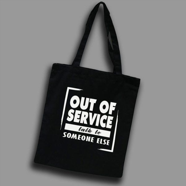 Svart tygkasse med vit text på engelska: "Out of service tallk to someone else"