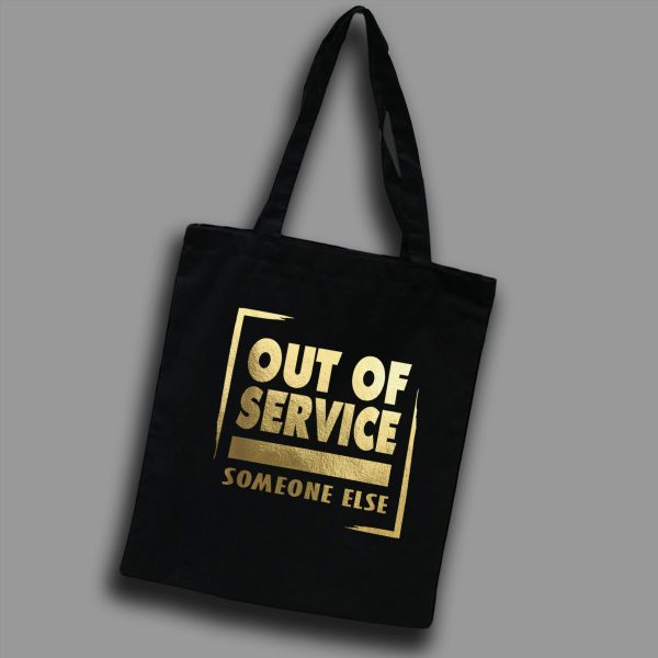 Svart tygkasse med guldtext på engelska: "Out of service tallk to someone else"