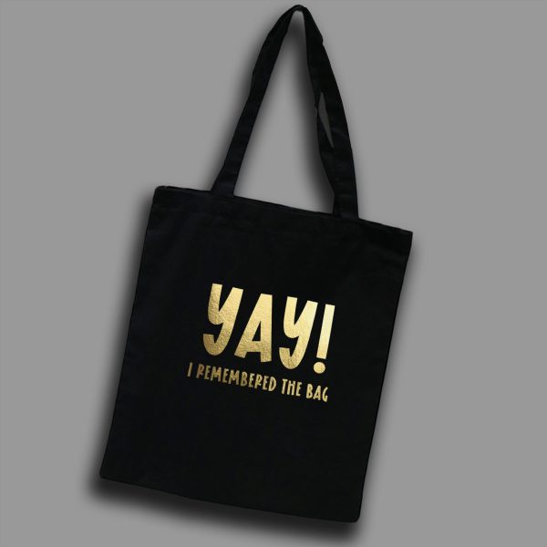Svart tygkasse med guldtext: "Yay I remembered the bag"