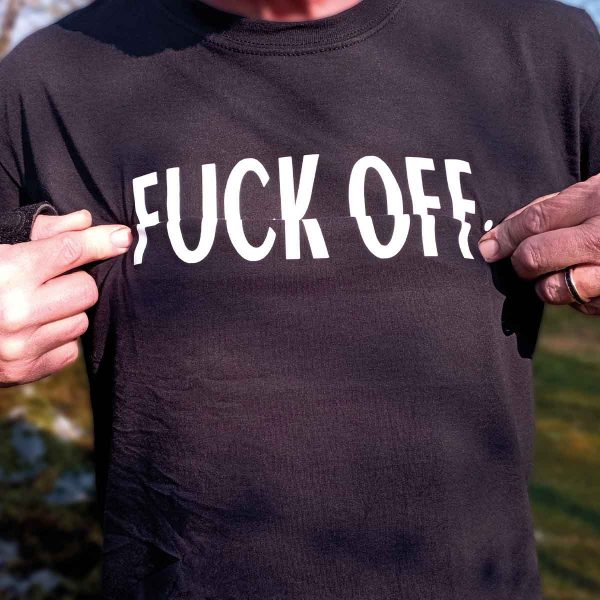 Foto på svart t-shirt med vit text: "FUCK OFF"