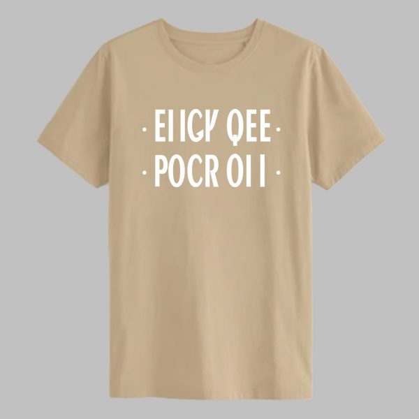 Produktbild på beige t-shirt med vit text: "EIIGY QEE POCR OII"